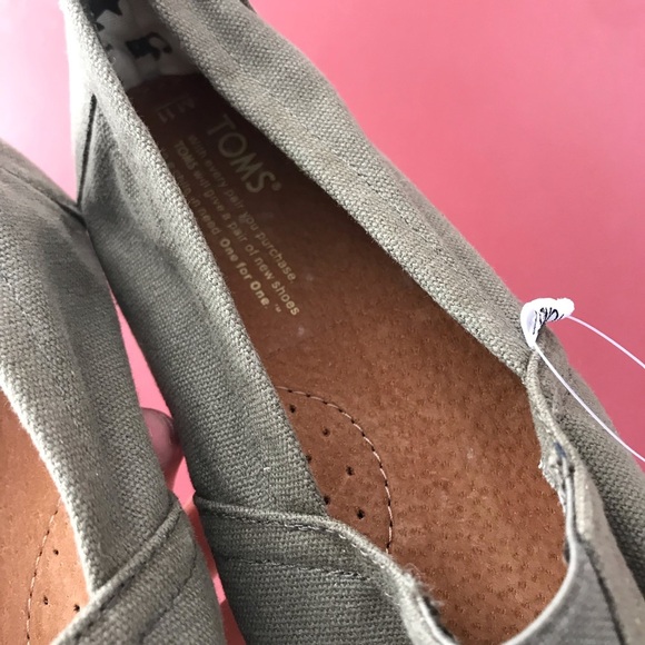 Brand New without Tags Green Canvas TOMs - Picture 4 of 8